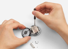 Аккумулятор Google Pixel Watch 4, как утверждается, относительно легко заменить. (Источник изображения: Google)