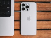 Apple iPhone 15 и das iPhone 15 Pro стали самыми продаваемыми смартфонами в 2024 году. (Источник изображения: Lala Azizli)
