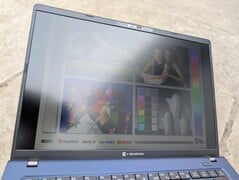 На открытом воздухе под солнечными лучами