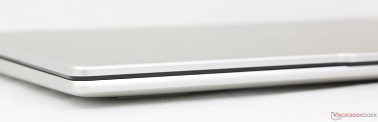 Спереди: Нет портов