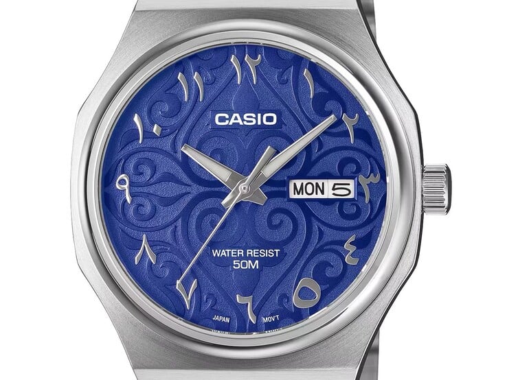 Крупный план часов Casio MTP-E735AR-2A2V, демонстрирующий ярко-синий циферблат с арабесковым узором, накладные восточные арабские цифры, граненые серебряные стрелки в форме мечей и индикатор дня недели и даты в положении «3 часа».