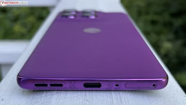 ниже: Динамик, USB-C 2.0, микрофон, слот для SIM-карты