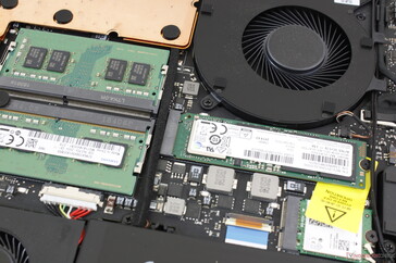 Основной SSD рядом с двумя слотами памяти