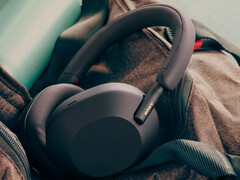 С выходом пятого поколения серии WH-1000X компания Sony представила новый дизайн. (Источник изображения: Sony) 