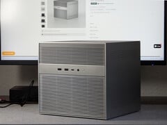 Zimacube 2 перед экраном