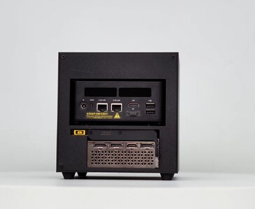 Вид спереди 3D-печатного корпуса ITG Cube, на котором изображены кнопка питания, порты USB и компактный кубический дизайн