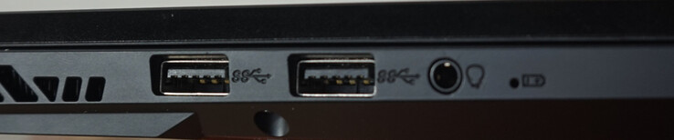 Левая сторона: 2x USB-A (10 Гбит/с), аудио разъем