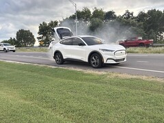 Фотография горящего Mustang Mach-E (Источник изображения: Chase Roberts; обрезано)