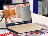 Вес Air 14 Ultra составляет около 2,11 фунта. На фотографии: демонстрационный образец, представленный на мероприятии.