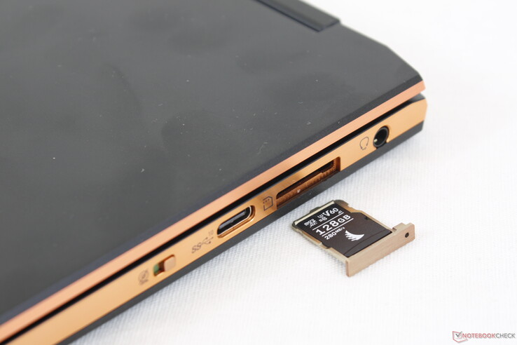 Отсек для карт памяти micro-SD оформлен так, словно это смартфон, а не ноутбук