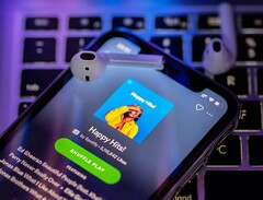 Пользователи с бесплатной учетной записью Spotify наконец-то могут выбирать песни напрямую. (Источник изображения: omid armin)