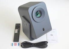 В комплект поставки TCL C1 входит краткое руководство по эксплуатации, шнур питания от сети переменного тока и пульт дистанционного управления с двумя батарейками. (Источник изображения: Notebookcheck)