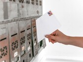 Рука, опускающая конверт в ряд почтовых ящиков