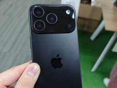 Манекен iPhone 17 Pro имеет несколько изменений в дизайне по сравнению с текущей моделью Apple. (Источник изображения: Majin Bu)