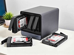 Minisforum готовит преемника N5 Pro, показанного здесь. (Источник изображения: Себастьян Баде, Notebookcheck)