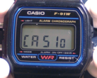 Модель Casio A158WA (которая использует модуль от Casio F-91W) может отображать на дисплее надпись "Casio", как и более новая модель W-217H. (Источник изображения: Википедия)