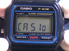 Модель Casio A158WA (которая использует модуль от Casio F-91W) может отображать на дисплее надпись 