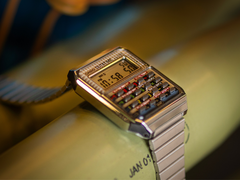 Часы Casio CA-500WEBF (на фото) оснащены множеством элементов дизайна, заимствованных из культового фильма &quot;Назад в будущее&quot;. (Источник изображения: Casio)