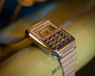 Новые часы Casio CA-500WEBF-1A, выпущенные в рамках проекта "Назад в будущее" (на фото), имеют номерной знак "OUTATIME" на передней панели. (Источник изображения: Casio)
