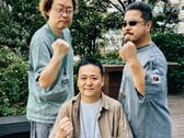 Бывшие руководители проекта по разработке игры «Tekken» Йонемори Икеда и Харада поднимают кулаки для фотографии