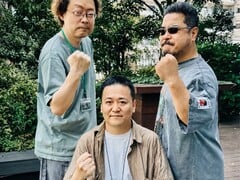 Бывшие руководители проекта по разработке игры «Tekken» Йонемори Икеда и Харада поднимают кулаки для фотографии