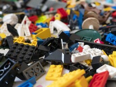 Изображение, показывающее кирпичики LEGO, разбросанные по полу. (Источник изображения: nikitozawr - Pixabay)