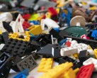 Изображение, показывающее кирпичики LEGO, разбросанные по полу. (Источник изображения: nikitozawr - Pixabay)