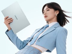 Ноутбук Xiaoxin Air 14 2026 с ЖК-экраном уже поступил в продажу в Китае. На снимке: рекламное изображение, демонстрирующее облегченную конструкцию ноутбука.