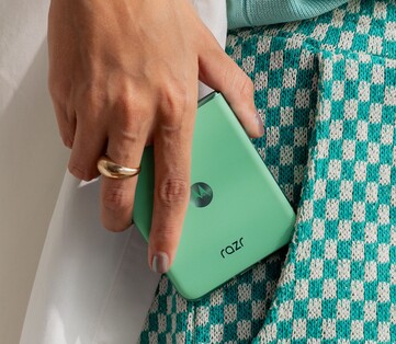 Motorola Razr в цвете Pantone Spring Bud. (Источник изображения: Motorola)
