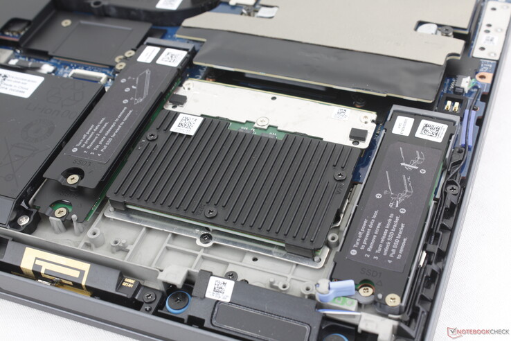 Два слота для SSD M.2 2280 расположены рядом с модулем CAMM2