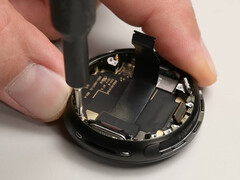 Pixel Watch 4 получают 9 из 10 баллов за ремонтопригодность. На снимке: внутренняя часть смарт-часов. (Источник изображения: iFixit)