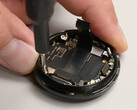 Pixel Watch 4 получают 9 из 10 баллов за ремонтопригодность. На снимке: внутренняя часть смарт-часов. (Источник изображения: iFixit)