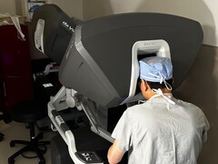 Первая в США роботизированная пересадка сердца демонстрирует новый хирургический рубеж. На фото: Доктор Кеннет Ляо с тем же хирургическим роботом, который использовался для операции (Источник изображения: BCM)