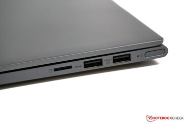 Правая сторона: слот microSD, 2x USB-A 3.1 Gen 1 (один постоянно включен), клавиша включения
