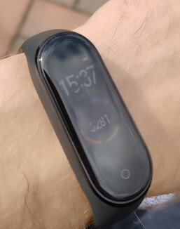 Xiaomi Mi Band 4 на солнце