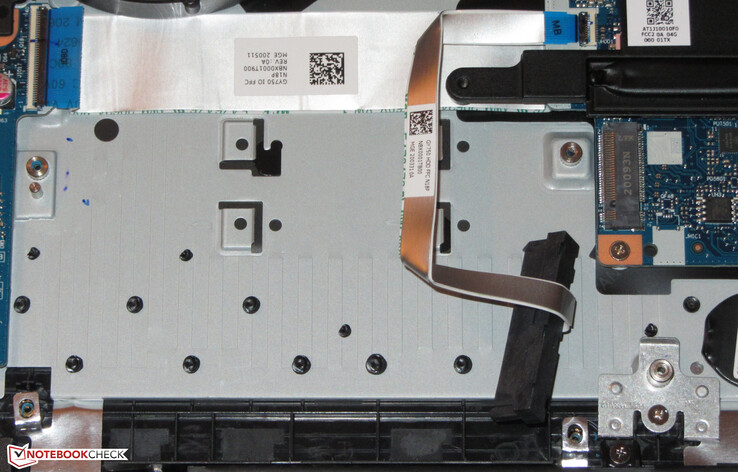 Под креплением расположен слот M.2 для NVMe SSD. Крепление справа снизу переставляется в одну из двух позиций, в зависимости от формата накопителя