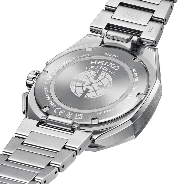 Вид сзади часов Seiko Astron GPS Solar с гравировкой на задней крышке, титановым браслетом и механизмом застежки.