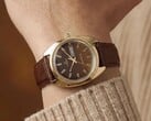 Timex Q 1978 Day and Date с коричневым циферблатом fumé и корпусом золотистого цвета, показанные на запястье с коричневым кожаным ремешком.