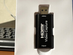 Адаптер, который нужно извлечь из внутренней белой пластиковой упаковки (Источник изображения: ZachemKupil на MySKU, обрезано, нормализовано по цвету)