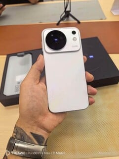 Фотография нового смартфона Vivo X500 в действии