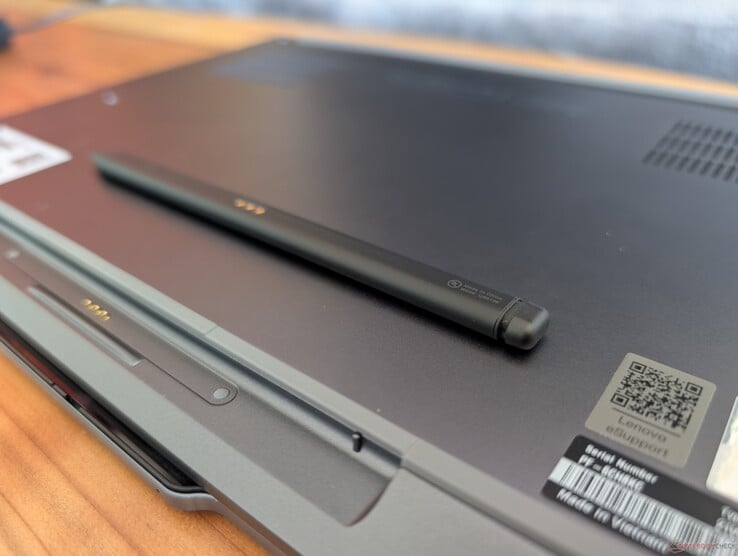 Однако более тонкий и прямоугольный корпус Slim Pen 2 затрудняет его удержание по сравнению с более толстыми стилусами, такими как Surface Pen