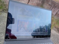 На открытом воздухе при яркой пасмурной погоде