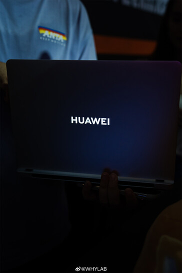 Задняя панель с подсвечивающимся логотипом (Источник изображения: WHYLAB на Weibo)