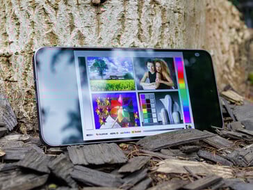 Samsung Galaxy A56 на открытом воздухе
