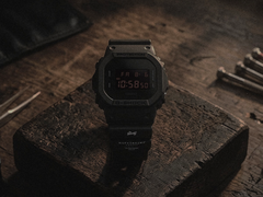 На фотографии представлены часы Casio G-Shock DW-5600UMC26-1DR, выполненные в черном цвете в рамках совместной коллекции.
