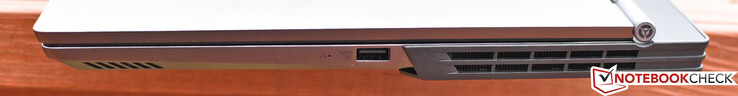 Правая сторона: кнопка Lenovo OneKey Recovery, порт USB 3.1 Gen 1