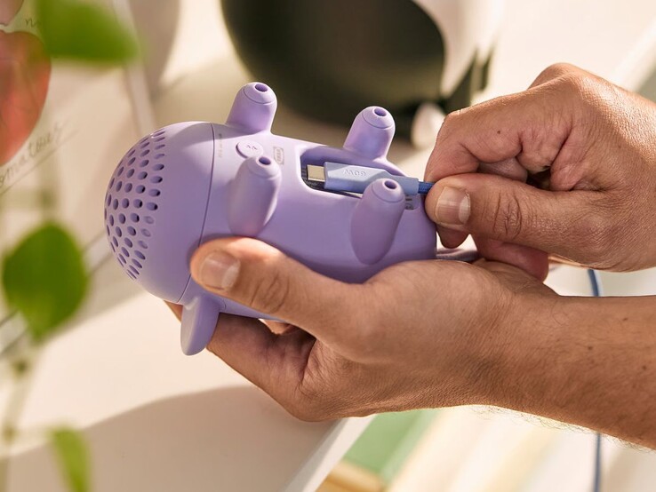 Изображение функции зарядки портативной Bluetooth колонки IKEA Grejsimojs через USB-C