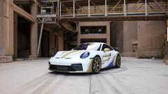 Porsche 911 GT3 разгоняется от 0 до 100 км/ч за 3,4 секунды, развивает максимальную скорость 311 км/ч и имеет 503 лошадиные силы на борту.