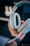 Беспроводная игровая гарнитура Logitech G522 белого цвета в руке