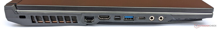 Левая сторона: слот замка Kensington, гигабитный Ethernet, HDMI, Mini DisplayPort 1.2, 1x USB 3.1 Gen 1 Type-A,  1x USB 3.1 Gen 1 Type-C, выход на наушники, микрофонный вход